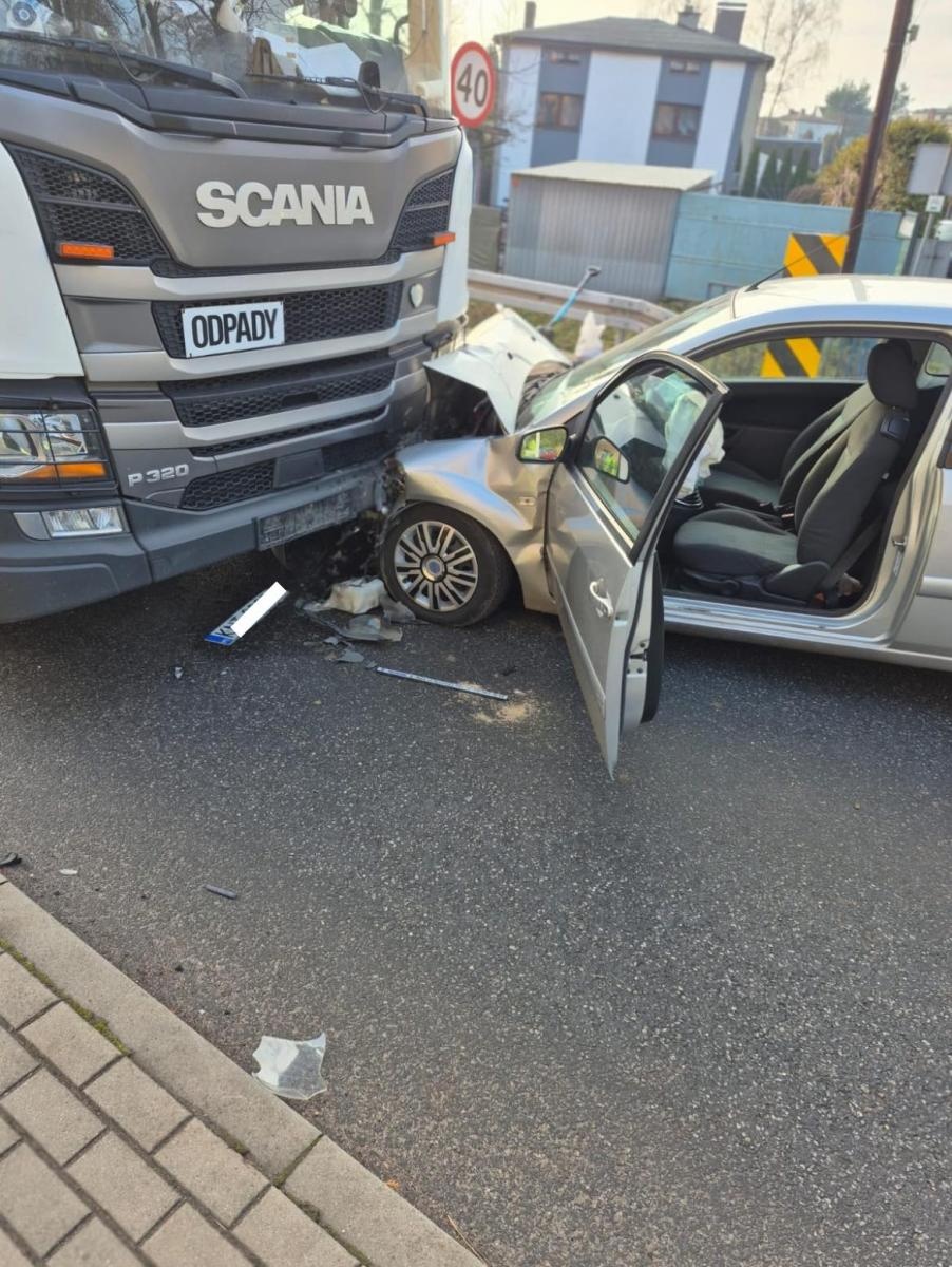 Zdjęcie w galerii na portalu naszwodzislaw.com: 19-latek przeszarżował i wjechał w śmieciarkę wiadomości z regionu