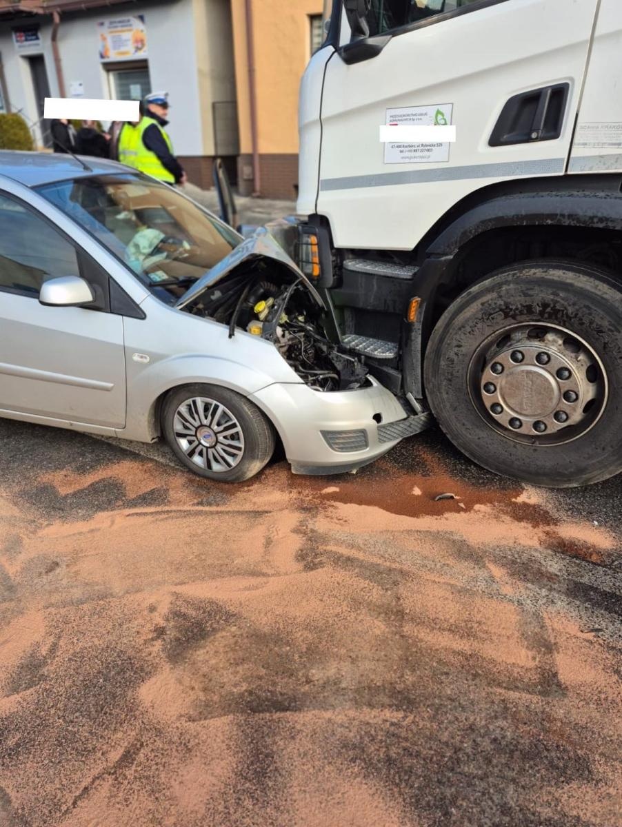 Zdjęcie w galerii na portalu naszwodzislaw.com: 19-latek przeszarżował i wjechał w śmieciarkę wiadomości z regionu