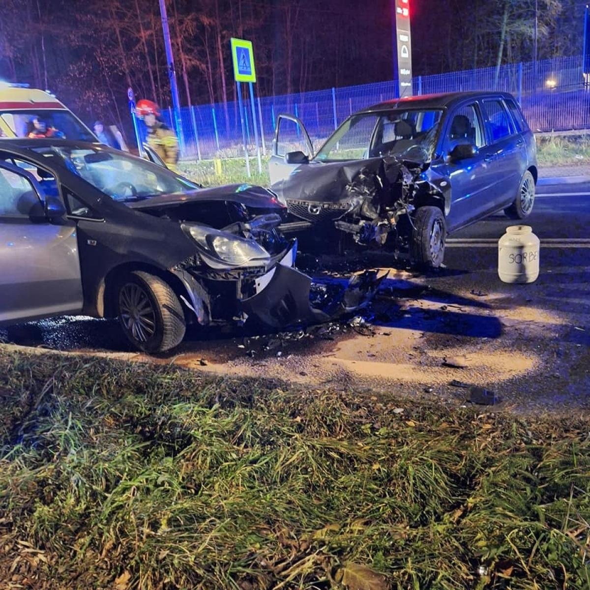 Zdjęcie w galerii na portalu naszwodzislaw.com: Czołowe zderzenie na Rybnickiej spowodowało ogromne utrudnienia wiadomości z regionu