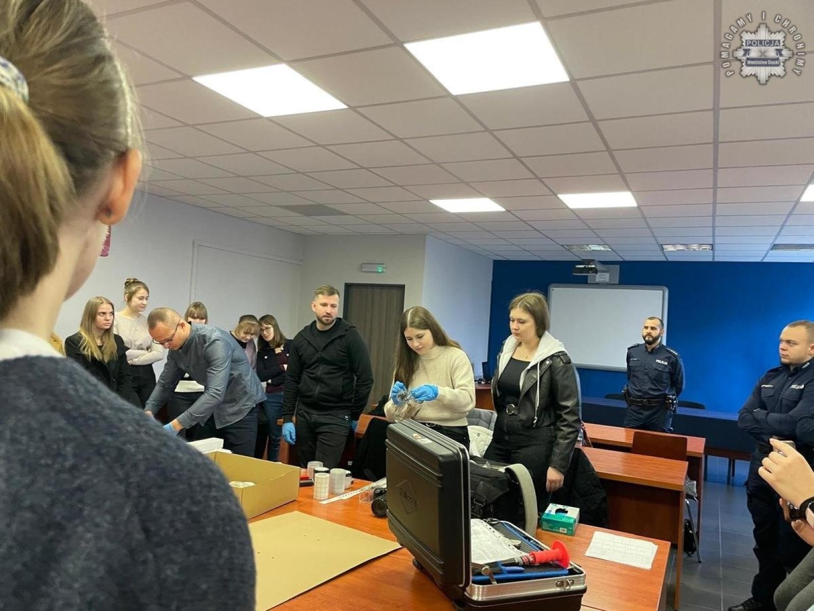 Zdjęcie w galerii na portalu naszwodzislaw.com: Studenci odwiedzili wodzisławską komendę policji wiadomości z regionu