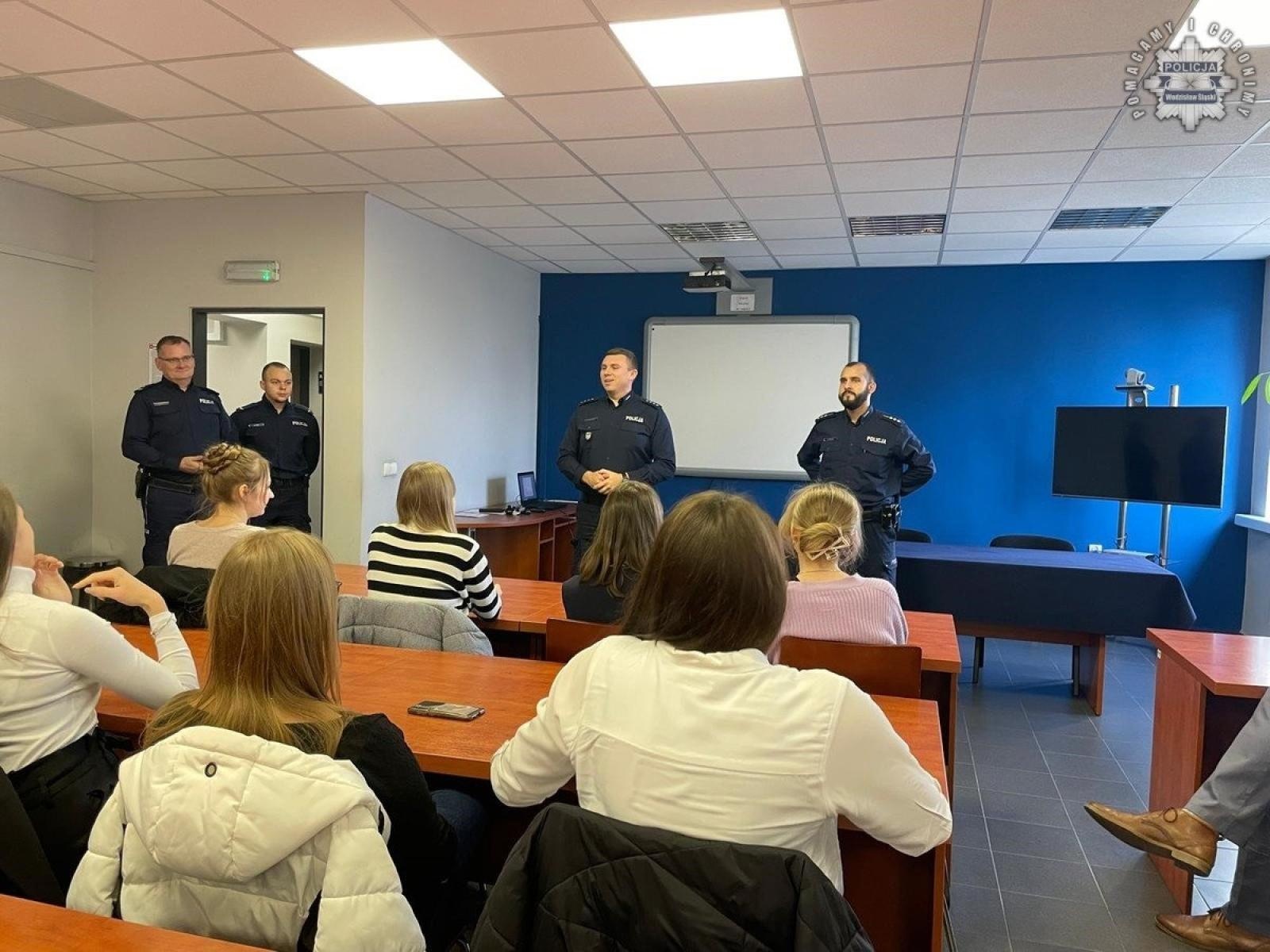 Zdjęcie w galerii na portalu naszwodzislaw.com: Studenci odwiedzili wodzisławską komendę policji wiadomości z regionu