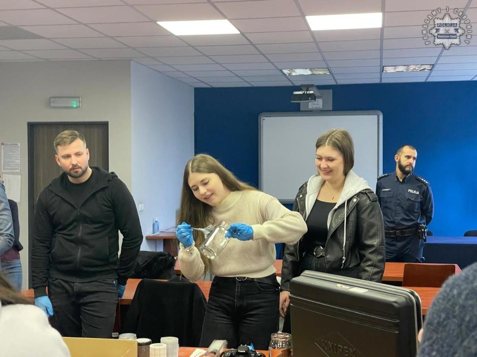 Zdjęcie w galerii na portalu naszwodzislaw.com: Studenci odwiedzili wodzisławską komendę policji wiadomości z regionu