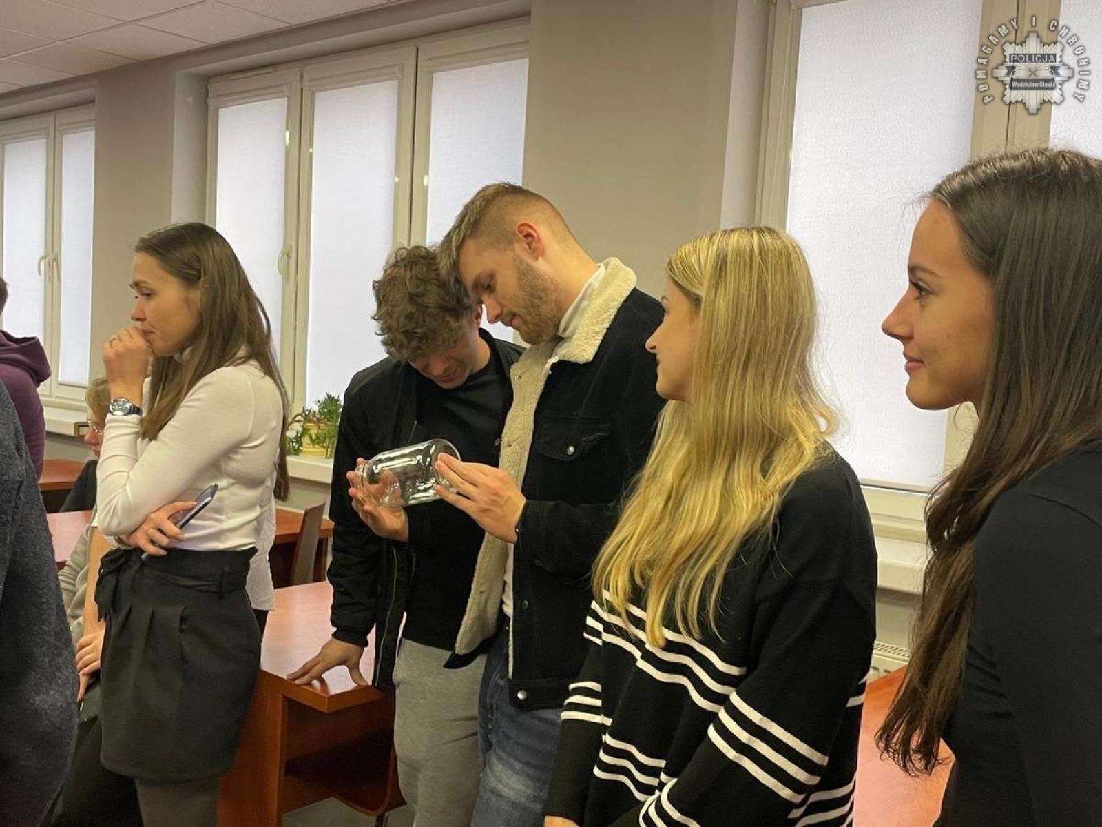 Zdjęcie w galerii na portalu naszwodzislaw.com: Studenci odwiedzili wodzisławską komendę policji wiadomości z regionu
