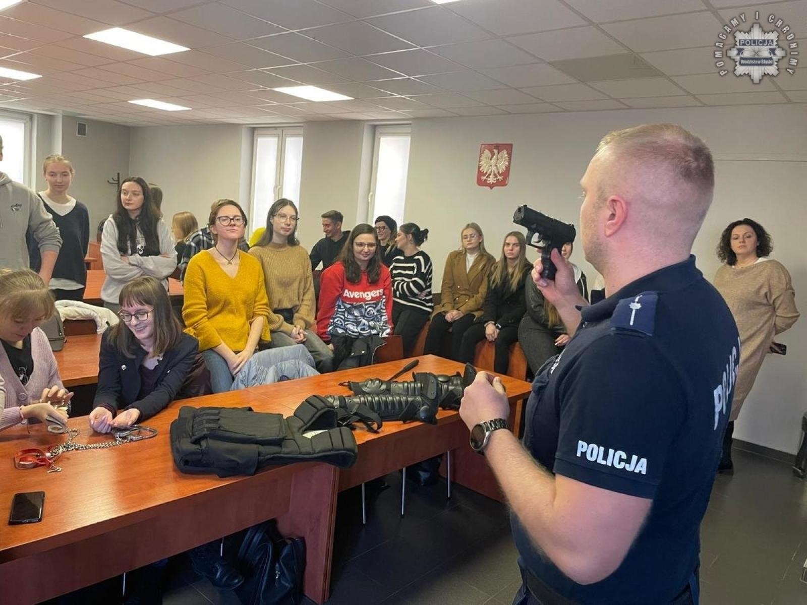 Zdjęcie w galerii na portalu naszwodzislaw.com: Studenci odwiedzili wodzisławską komendę policji wiadomości z regionu