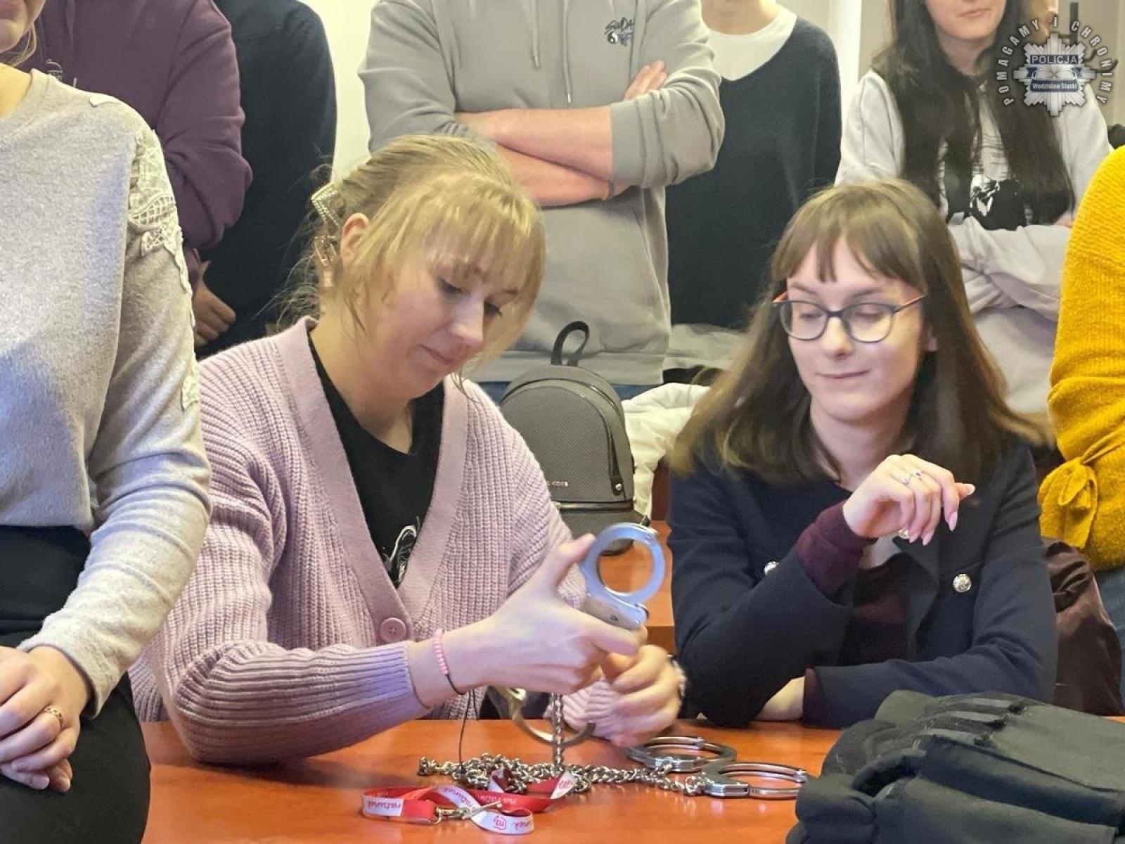 Zdjęcie w galerii na portalu naszwodzislaw.com: Studenci odwiedzili wodzisławską komendę policji wiadomości z regionu