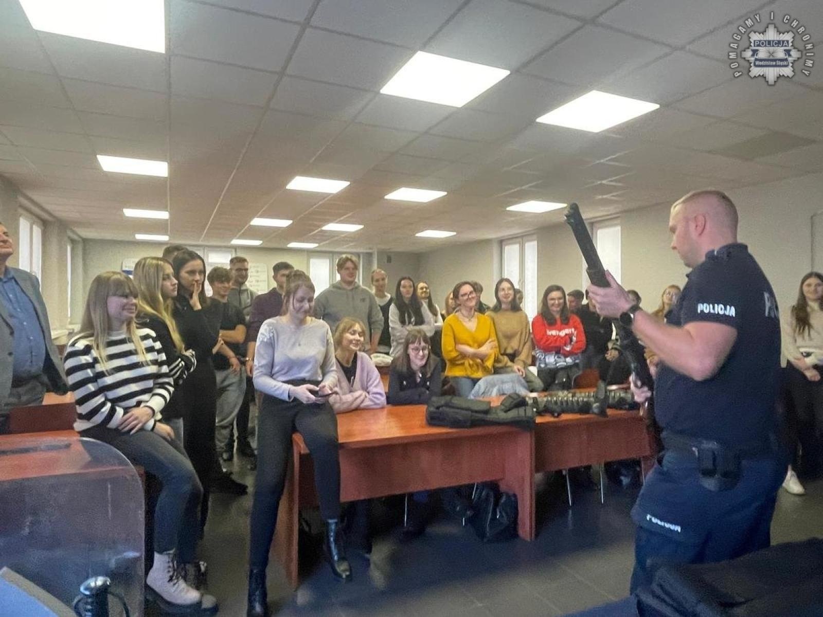 Zdjęcie w galerii na portalu naszwodzislaw.com: Studenci odwiedzili wodzisławską komendę policji wiadomości z regionu