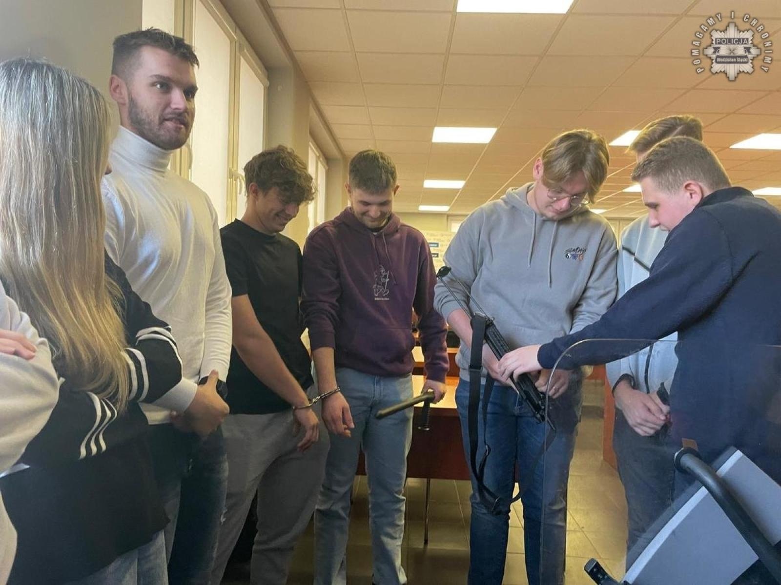 Zdjęcie w galerii na portalu naszwodzislaw.com: Studenci odwiedzili wodzisławską komendę policji wiadomości z regionu