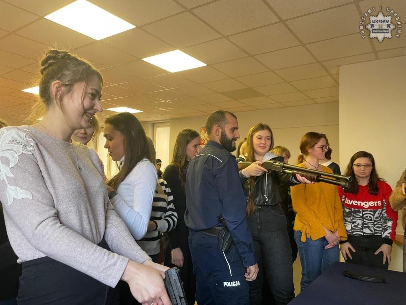 Zdjęcie w galerii na portalu naszwodzislaw.com: Studenci odwiedzili wodzisławską komendę policji wiadomości z regionu