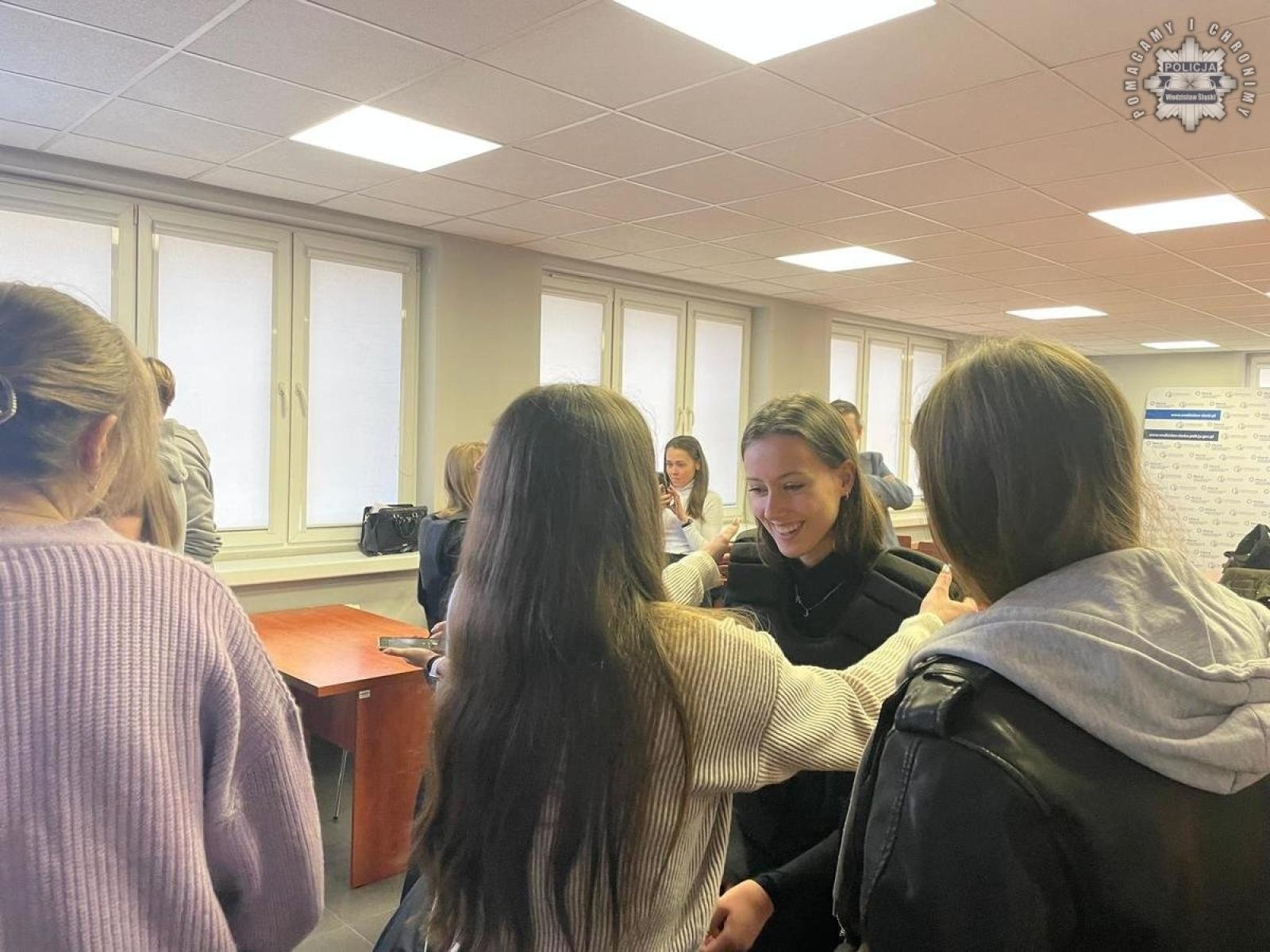 Zdjęcie w galerii na portalu naszwodzislaw.com: Studenci odwiedzili wodzisławską komendę policji wiadomości z regionu