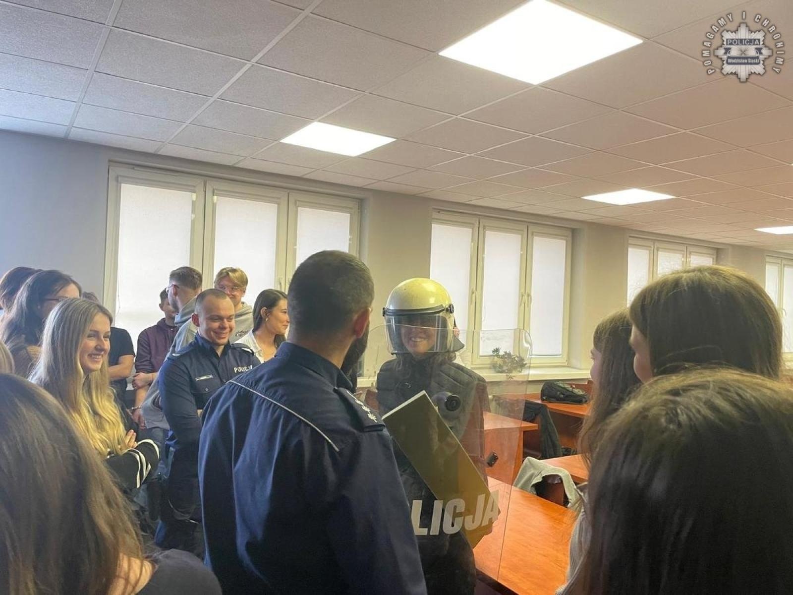 Zdjęcie w galerii na portalu naszwodzislaw.com: Studenci odwiedzili wodzisławską komendę policji wiadomości z regionu