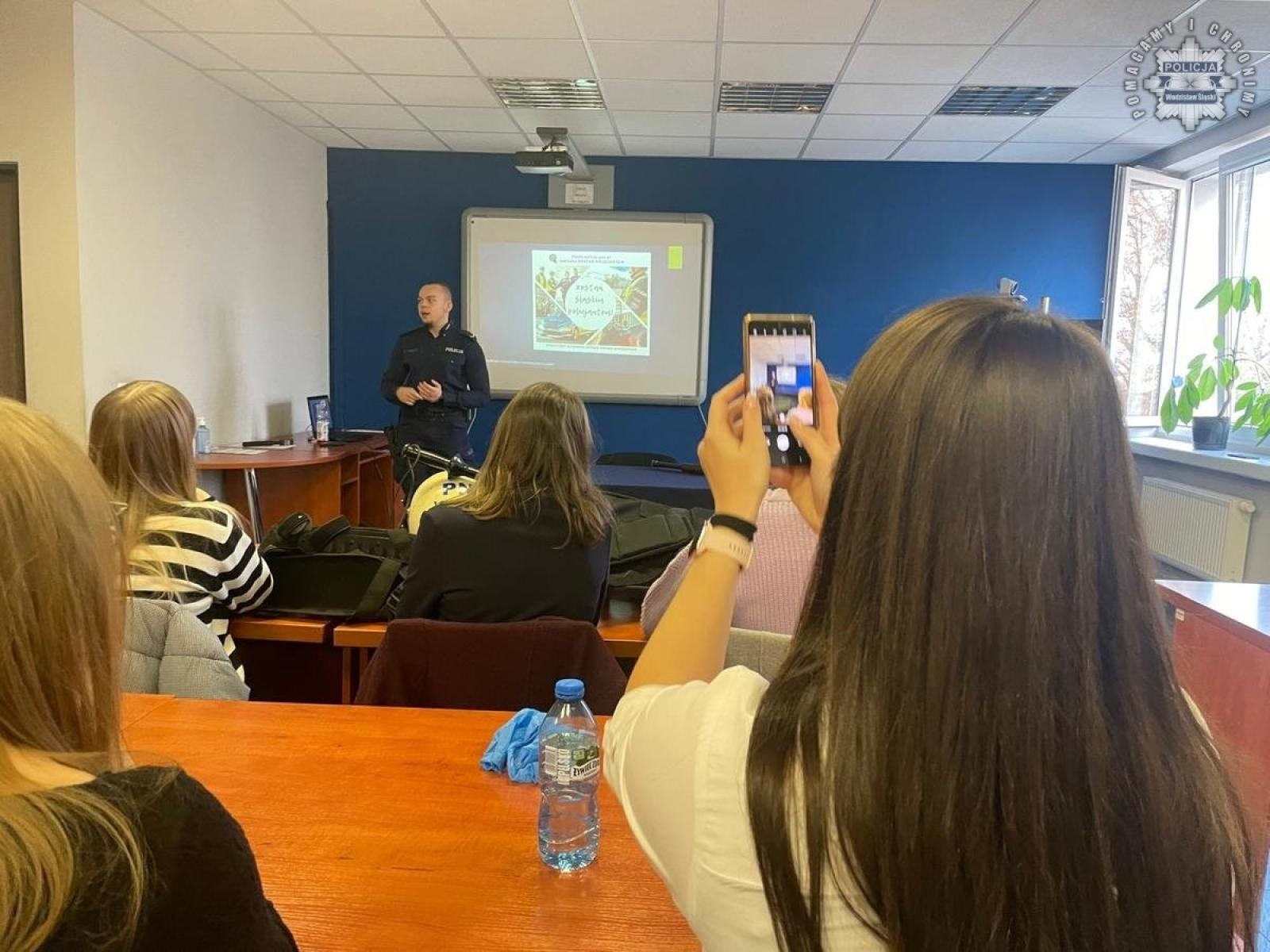 Zdjęcie w galerii na portalu naszwodzislaw.com: Studenci odwiedzili wodzisławską komendę policji wiadomości z regionu