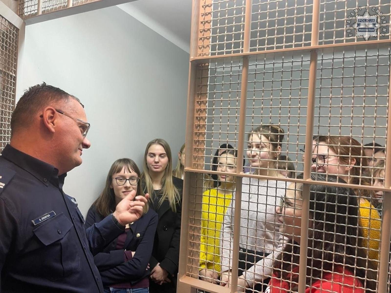 Zdjęcie w galerii na portalu naszwodzislaw.com: Studenci odwiedzili wodzisławską komendę policji wiadomości z regionu