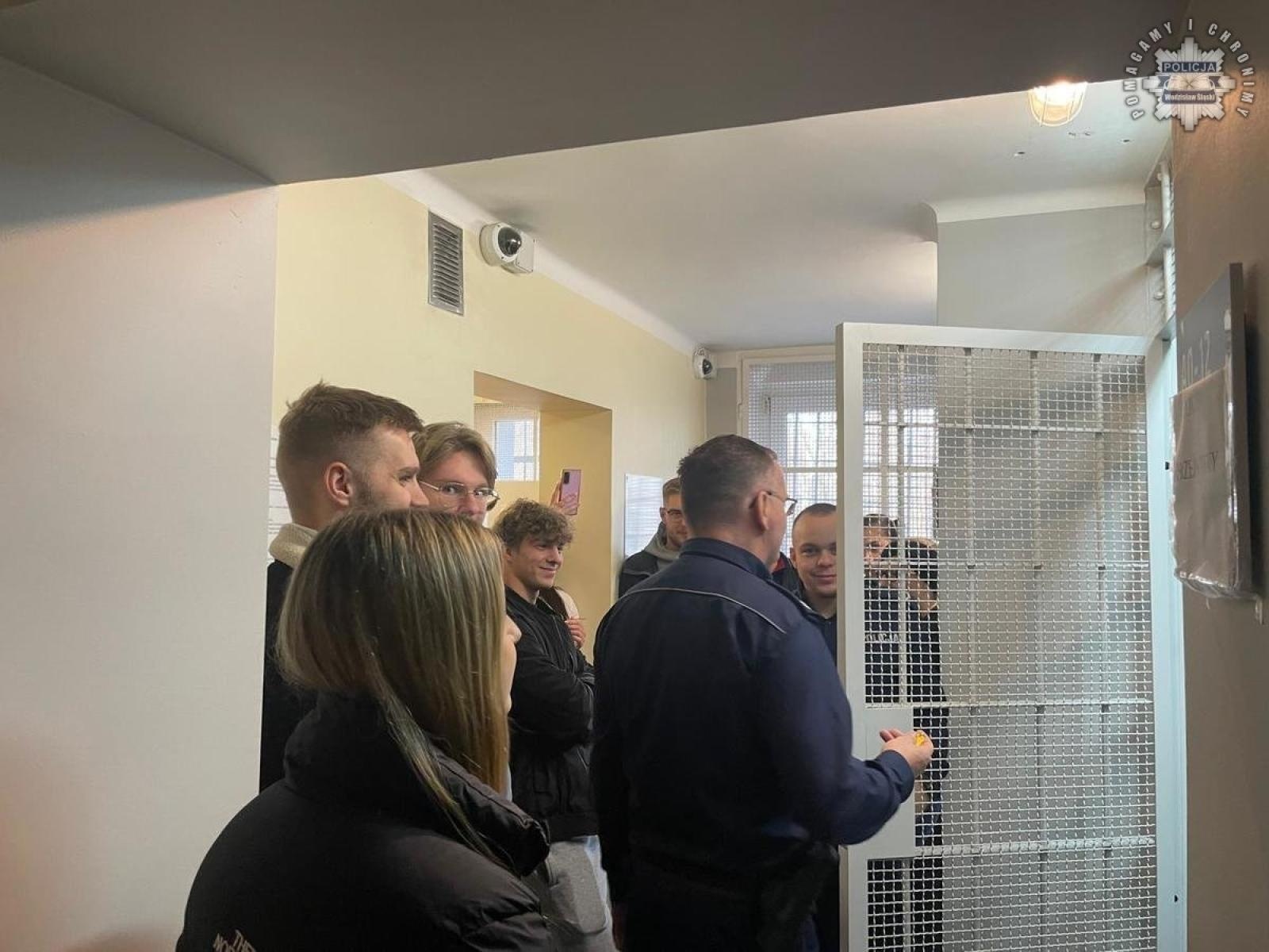 Zdjęcie w galerii na portalu naszwodzislaw.com: Studenci odwiedzili wodzisławską komendę policji wiadomości z regionu