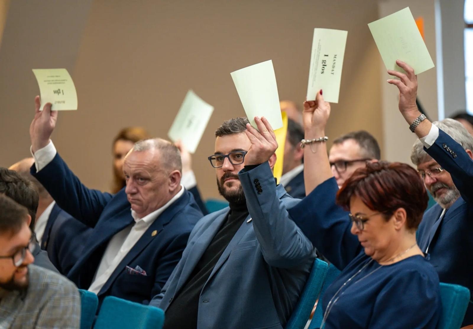 Zdjęcie w galerii na portalu naszwodzislaw.com: Samorządowcy województwa śląskiego obradowali na raciborskim zamku. Gościem wojewoda wiadomości z regionu