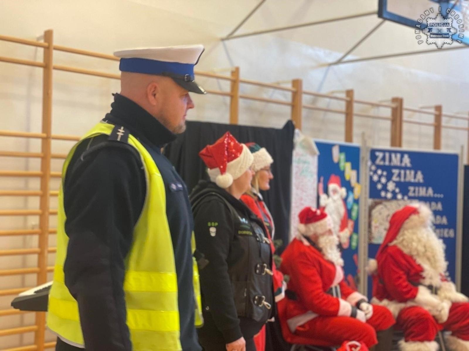 Zdjęcie w galerii na portalu naszwodzislaw.com: Policjanci zadbali, aby Mikołaj dotarł do dzieci na czas wiadomości z regionu