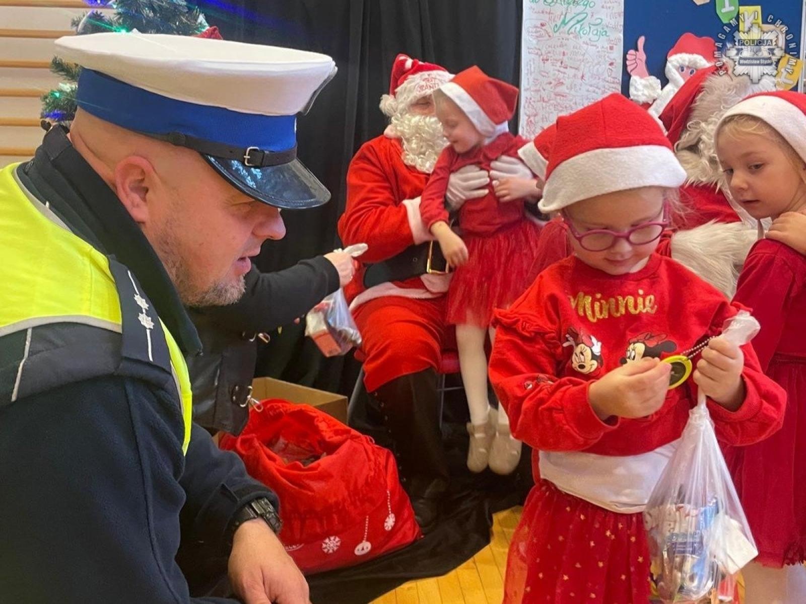 Zdjęcie w galerii na portalu naszwodzislaw.com: Policjanci zadbali, aby Mikołaj dotarł do dzieci na czas wiadomości z regionu