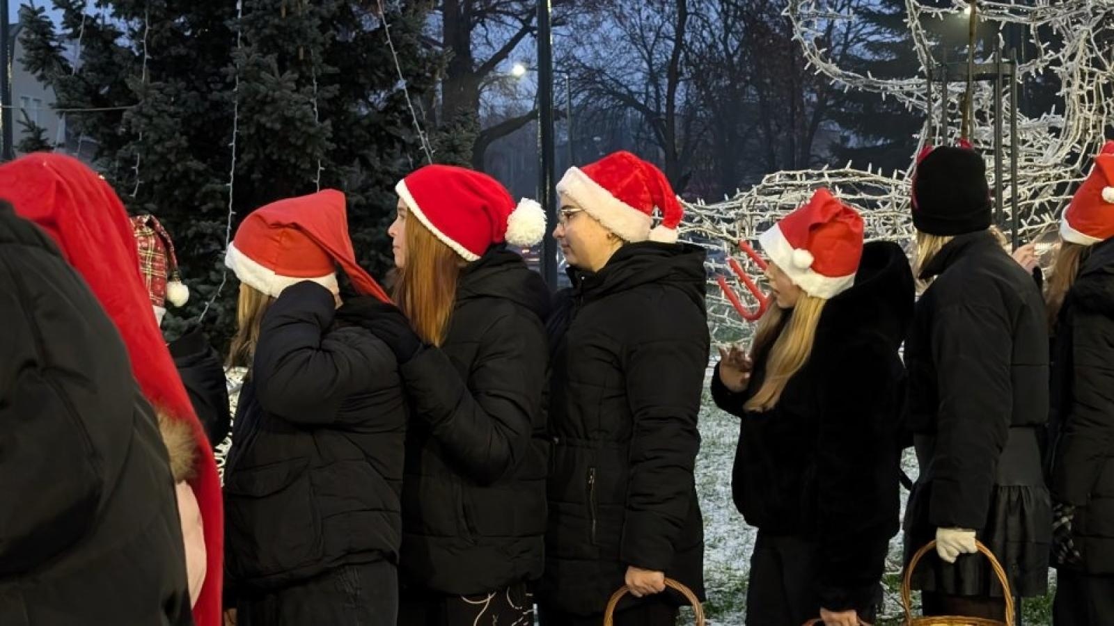 Zdjęcie w galerii na portalu naszwodzislaw.com: Mikołajki w Pszowie. Wspólne świętowanie w nowej bibliotece [FOTO] wiadomości z regionu