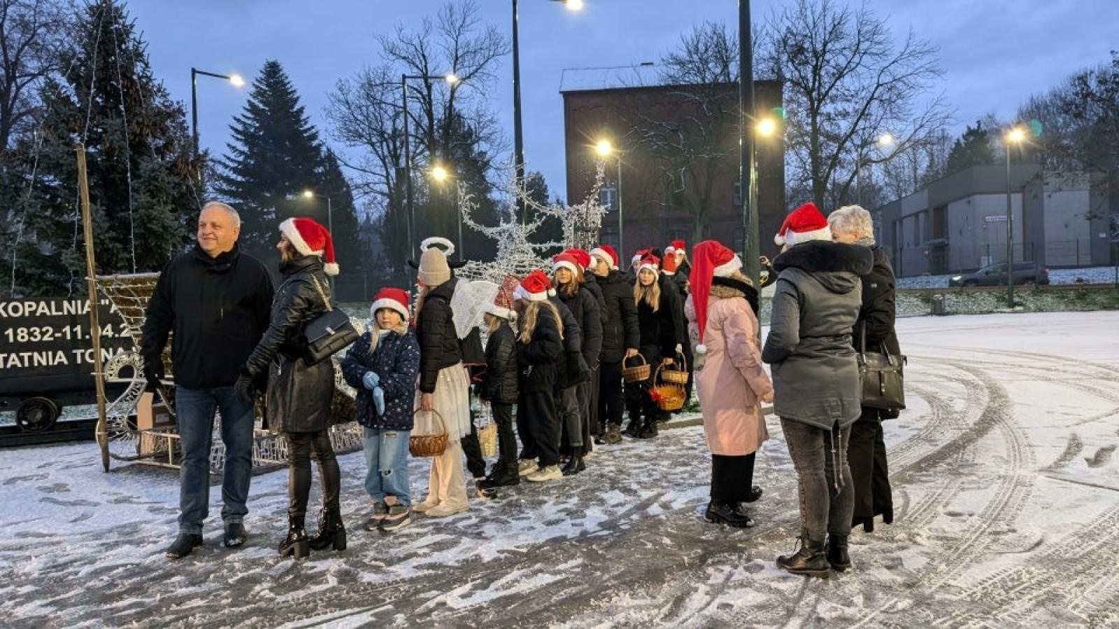 Zdjęcie w galerii na portalu naszwodzislaw.com: Mikołajki w Pszowie. Wspólne świętowanie w nowej bibliotece [FOTO] wiadomości z regionu