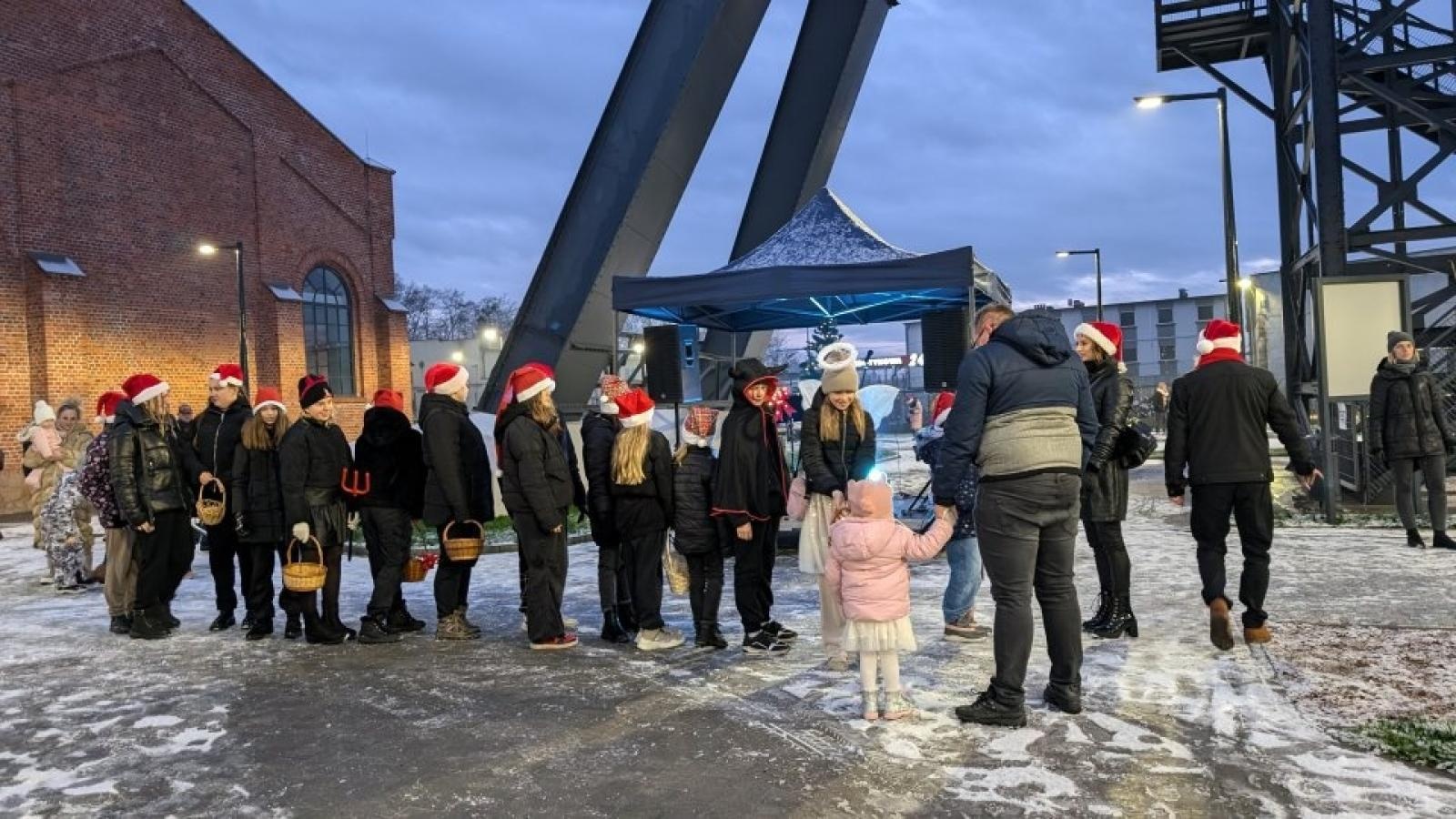 Zdjęcie w galerii na portalu naszwodzislaw.com: Mikołajki w Pszowie. Wspólne świętowanie w nowej bibliotece [FOTO] wiadomości z regionu