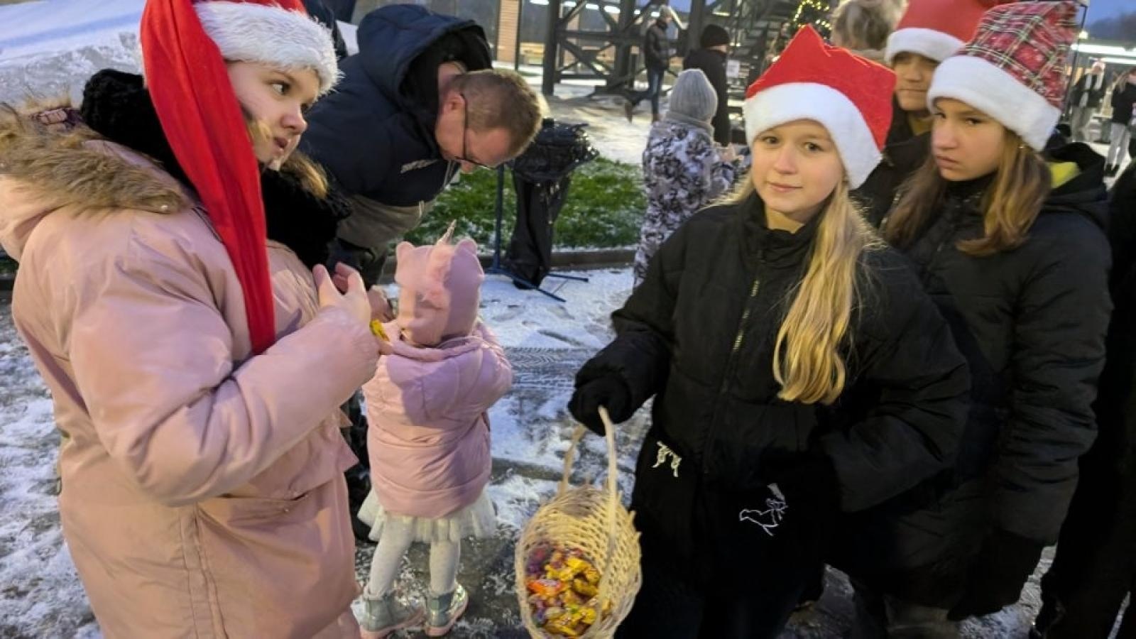 Zdjęcie w galerii na portalu naszwodzislaw.com: Mikołajki w Pszowie. Wspólne świętowanie w nowej bibliotece [FOTO] wiadomości z regionu