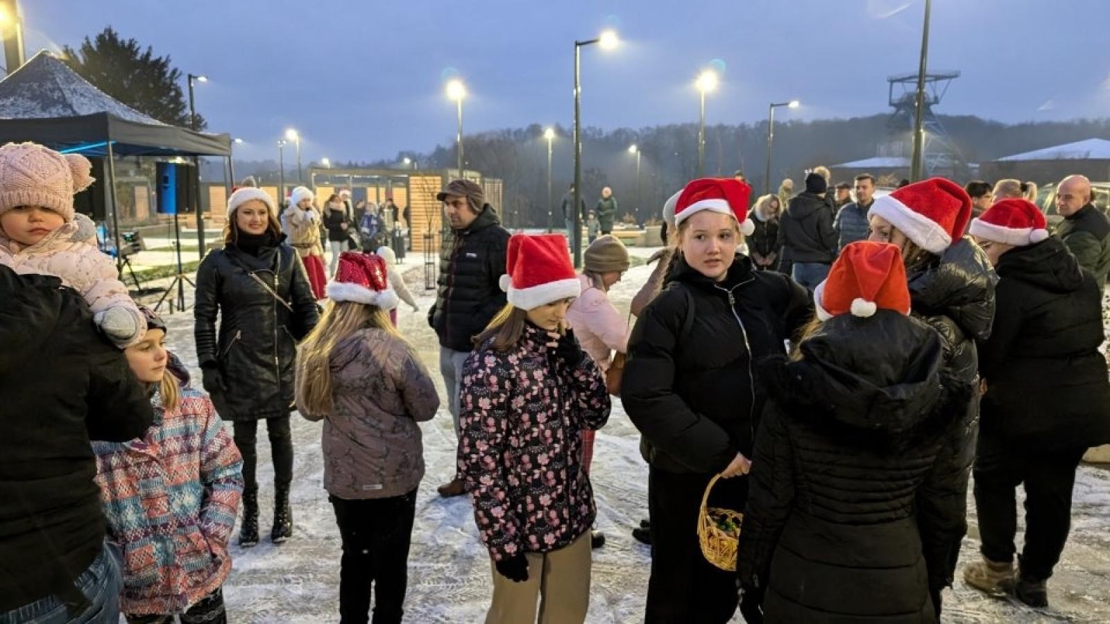 Zdjęcie w galerii na portalu naszwodzislaw.com: Mikołajki w Pszowie. Wspólne świętowanie w nowej bibliotece [FOTO] wiadomości z regionu