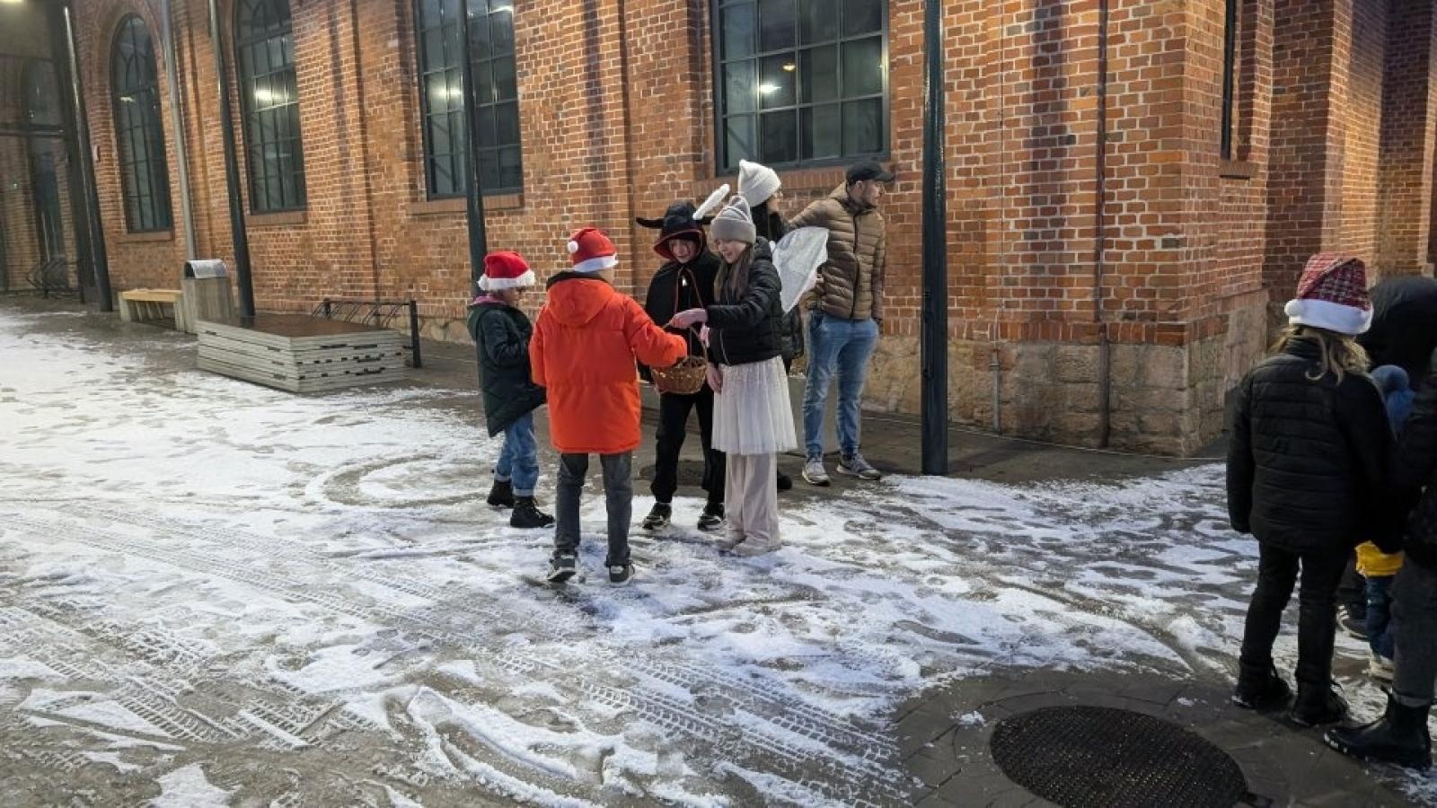 Zdjęcie w galerii na portalu naszwodzislaw.com: Mikołajki w Pszowie. Wspólne świętowanie w nowej bibliotece [FOTO] wiadomości z regionu