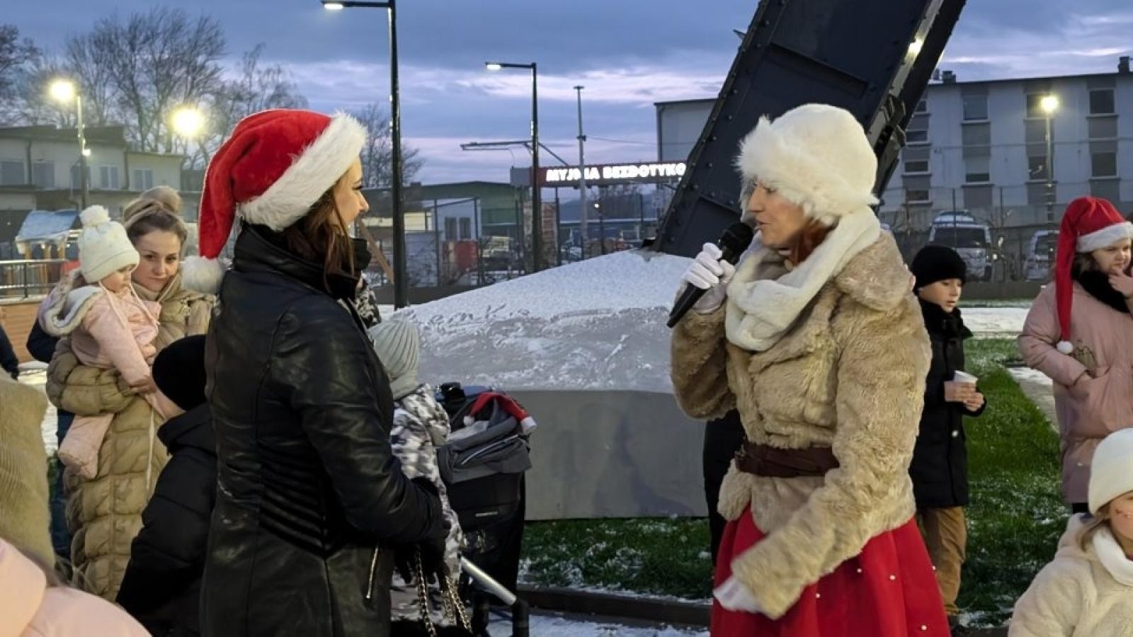 Zdjęcie w galerii na portalu naszwodzislaw.com: Mikołajki w Pszowie. Wspólne świętowanie w nowej bibliotece [FOTO] wiadomości z regionu