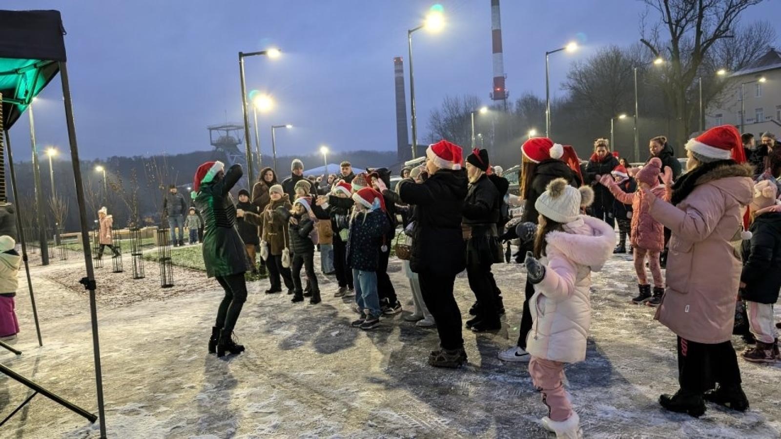 Zdjęcie w galerii na portalu naszwodzislaw.com: Mikołajki w Pszowie. Wspólne świętowanie w nowej bibliotece [FOTO] wiadomości z regionu