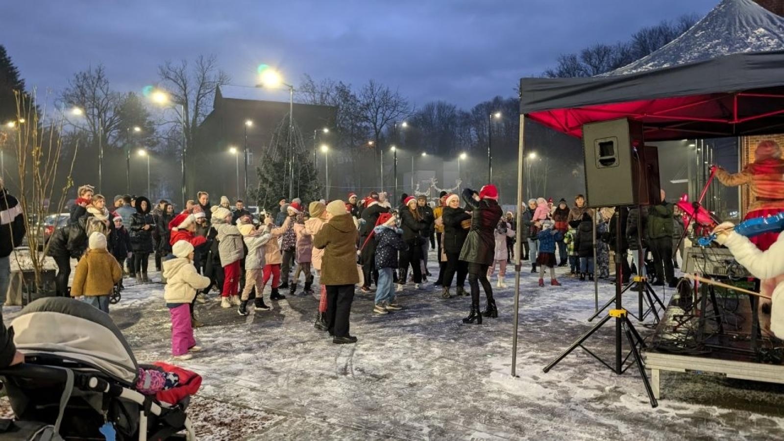 Zdjęcie w galerii na portalu naszwodzislaw.com: Mikołajki w Pszowie. Wspólne świętowanie w nowej bibliotece [FOTO] wiadomości z regionu