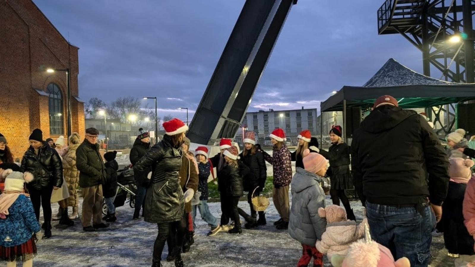 Zdjęcie w galerii na portalu naszwodzislaw.com: Mikołajki w Pszowie. Wspólne świętowanie w nowej bibliotece [FOTO] wiadomości z regionu