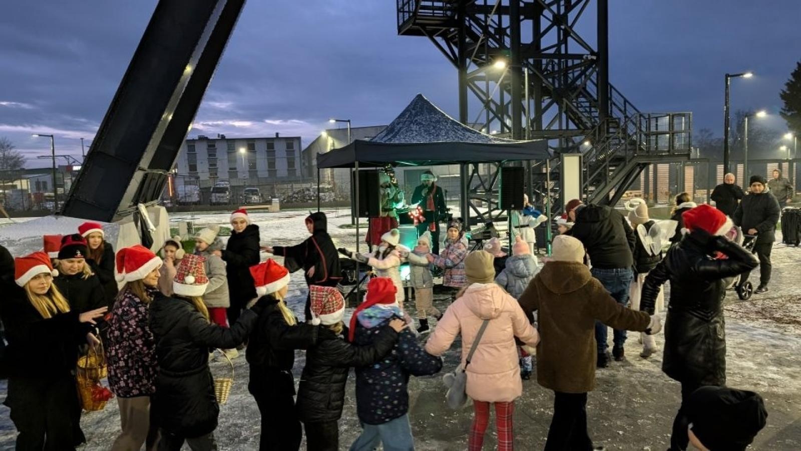 Zdjęcie w galerii na portalu naszwodzislaw.com: Mikołajki w Pszowie. Wspólne świętowanie w nowej bibliotece [FOTO] wiadomości z regionu