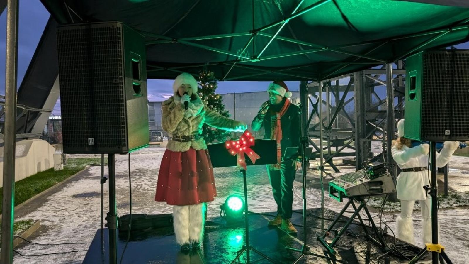 Zdjęcie w galerii na portalu naszwodzislaw.com: Mikołajki w Pszowie. Wspólne świętowanie w nowej bibliotece [FOTO] wiadomości z regionu