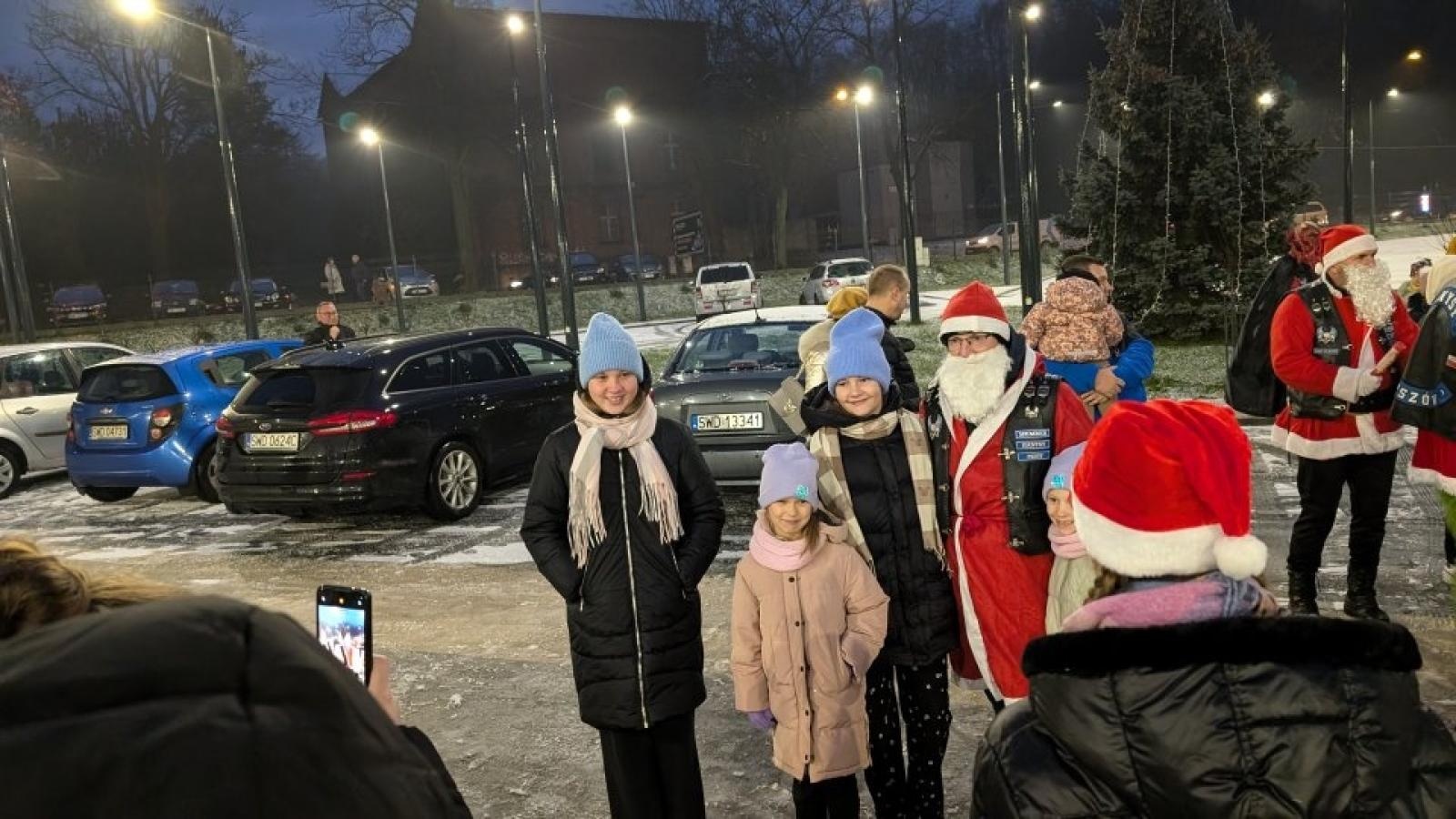 Zdjęcie w galerii na portalu naszwodzislaw.com: Mikołajki w Pszowie. Wspólne świętowanie w nowej bibliotece [FOTO] wiadomości z regionu