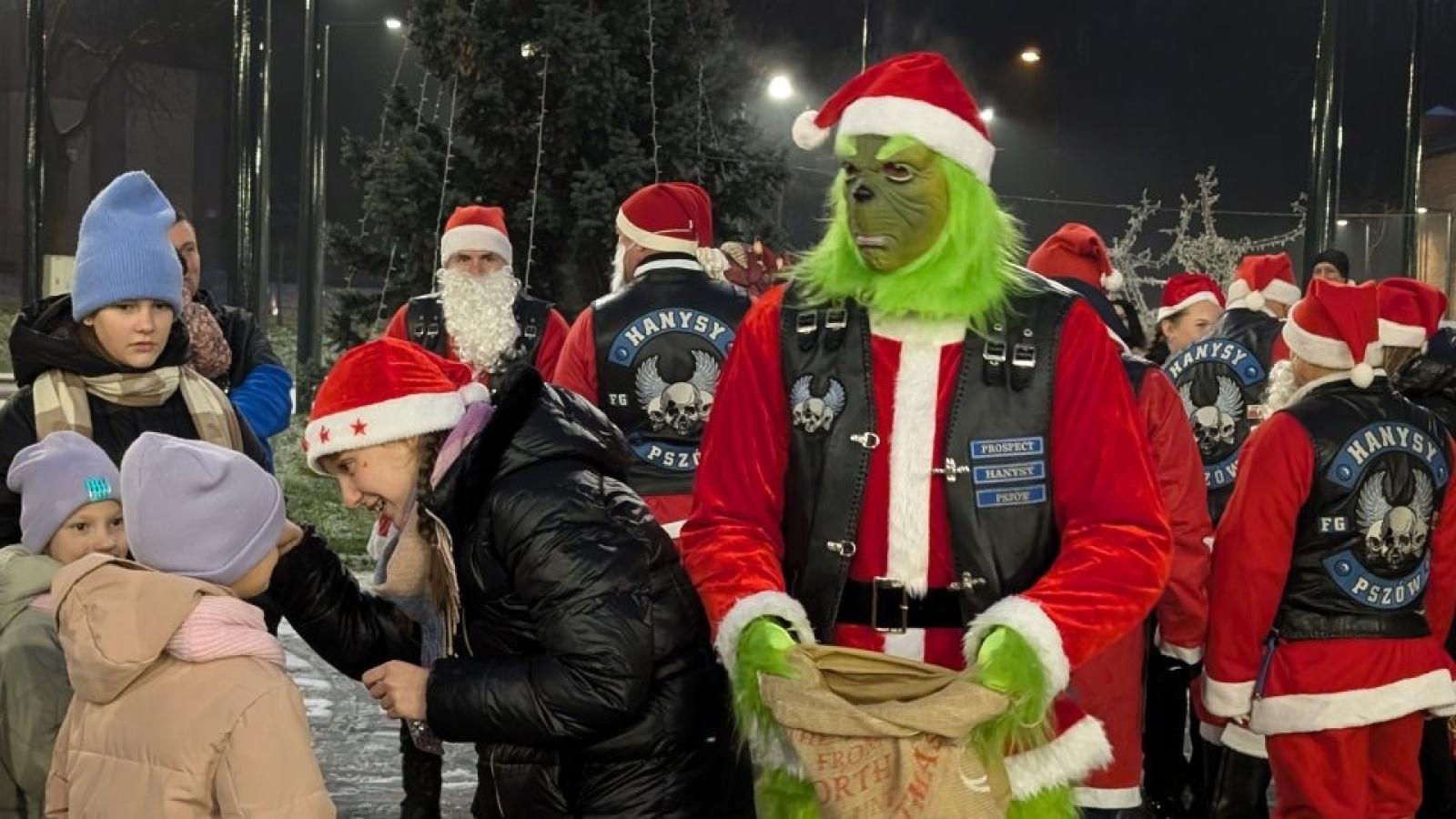 Zdjęcie w galerii na portalu naszwodzislaw.com: Mikołajki w Pszowie. Wspólne świętowanie w nowej bibliotece [FOTO] wiadomości z regionu