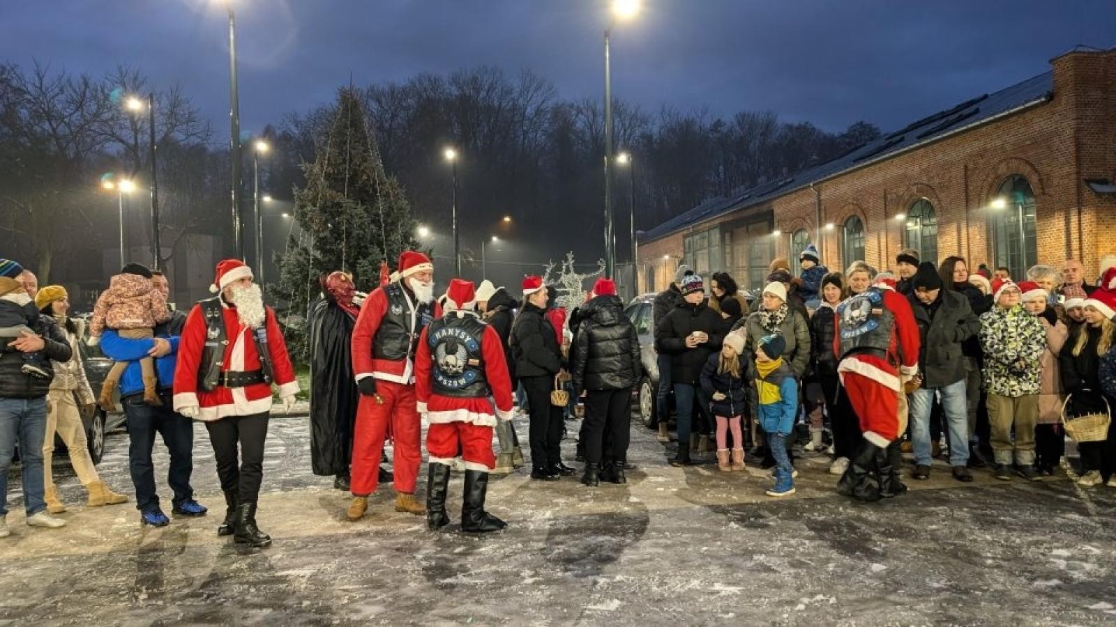 Zdjęcie w galerii na portalu naszwodzislaw.com: Mikołajki w Pszowie. Wspólne świętowanie w nowej bibliotece [FOTO] wiadomości z regionu