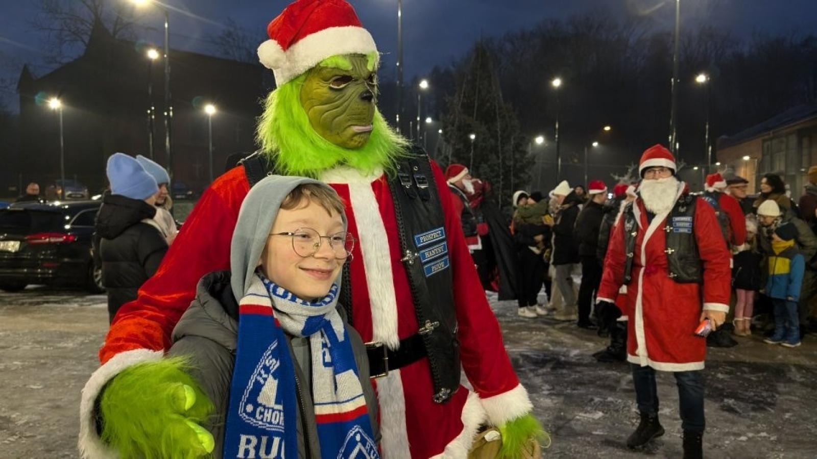 Zdjęcie w galerii na portalu naszwodzislaw.com: Mikołajki w Pszowie. Wspólne świętowanie w nowej bibliotece [FOTO] wiadomości z regionu
