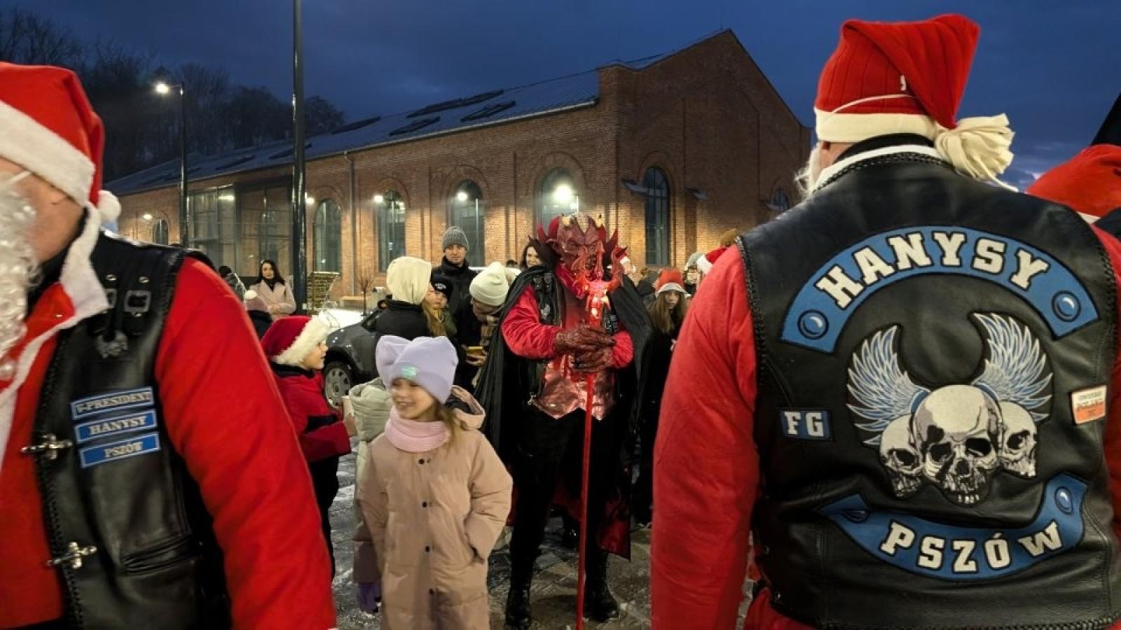 Zdjęcie w galerii na portalu naszwodzislaw.com: Mikołajki w Pszowie. Wspólne świętowanie w nowej bibliotece [FOTO] wiadomości z regionu