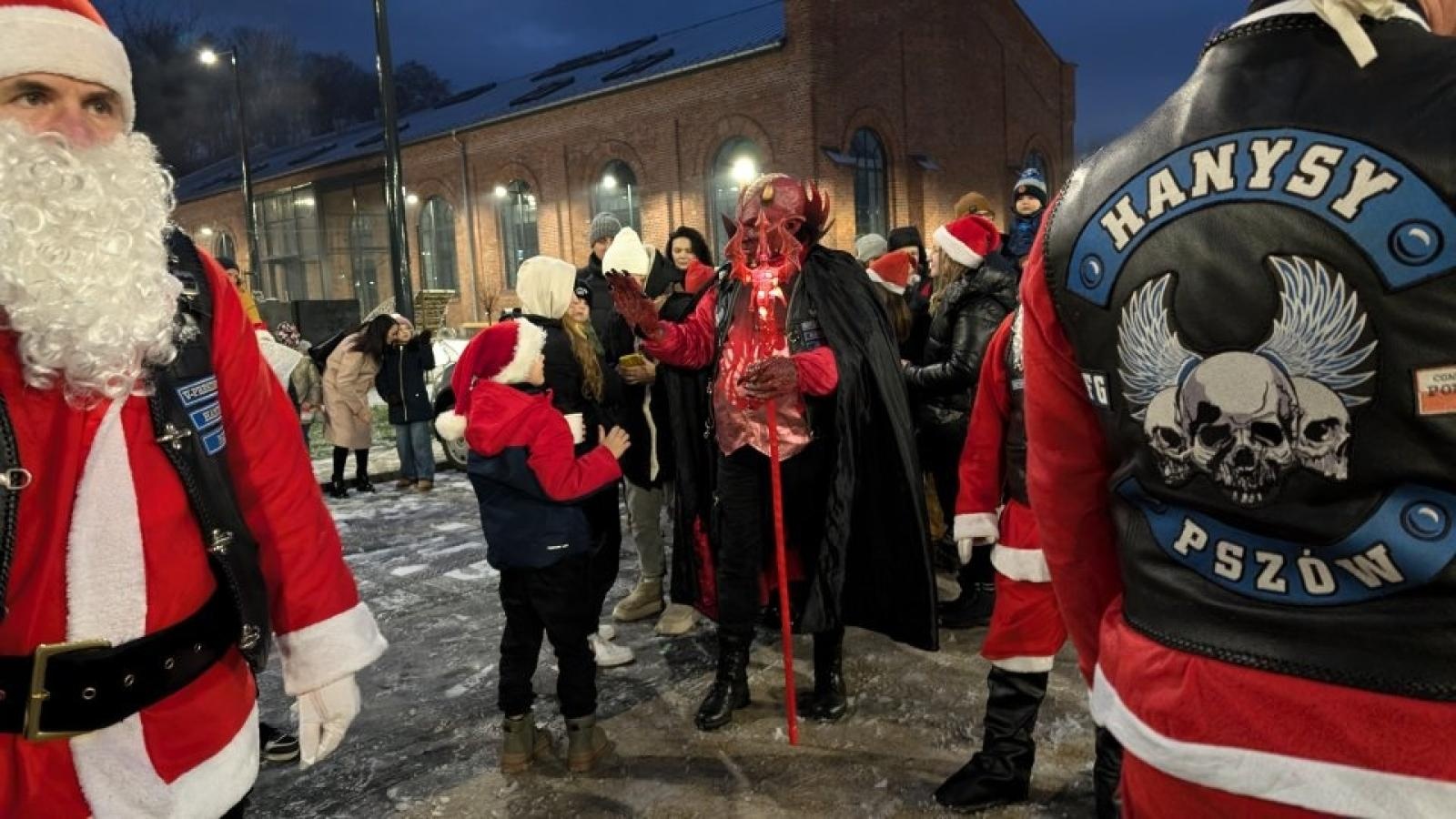 Zdjęcie w galerii na portalu naszwodzislaw.com: Mikołajki w Pszowie. Wspólne świętowanie w nowej bibliotece [FOTO] wiadomości z regionu