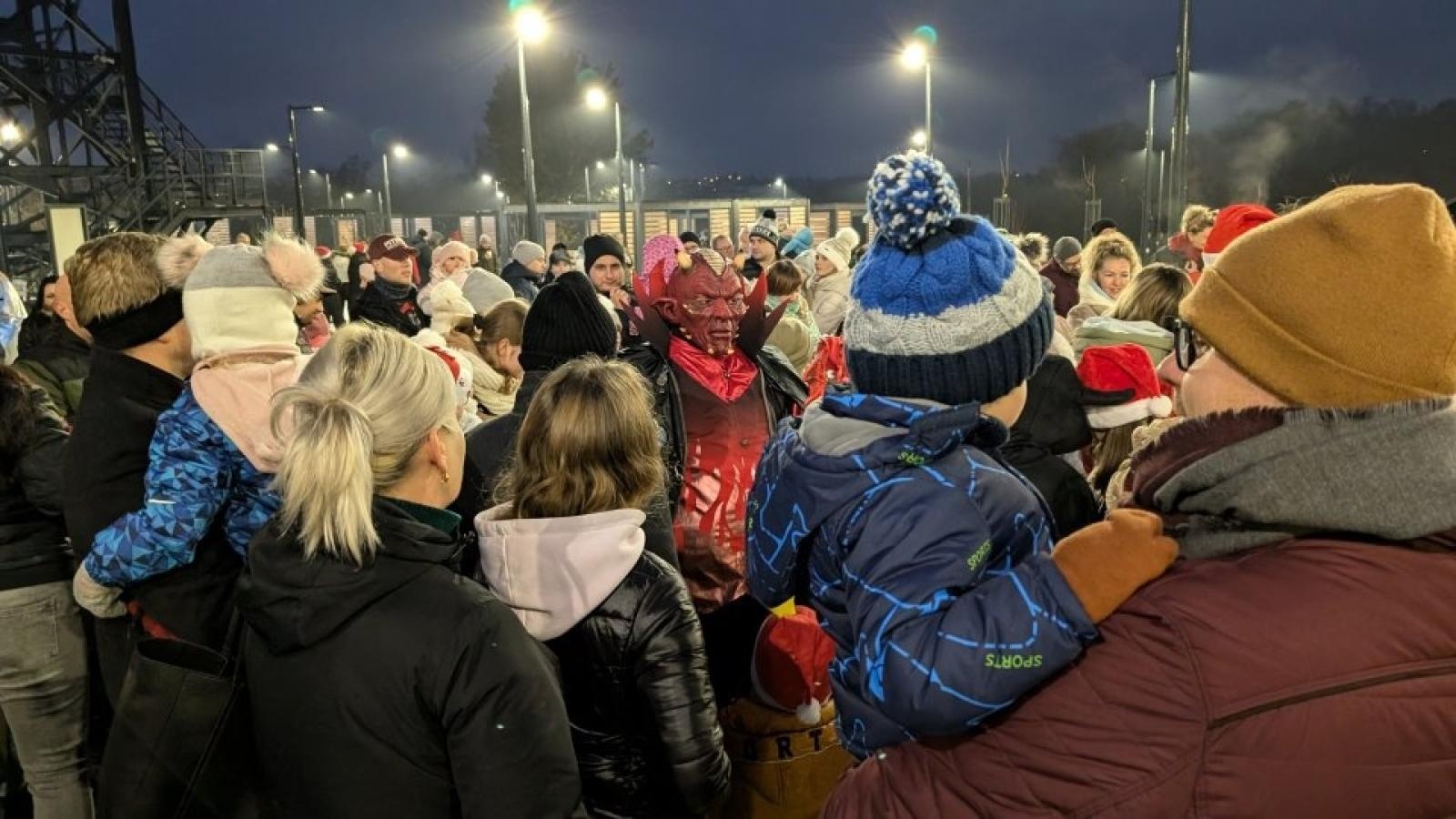 Zdjęcie w galerii na portalu naszwodzislaw.com: Mikołajki w Pszowie. Wspólne świętowanie w nowej bibliotece [FOTO] wiadomości z regionu