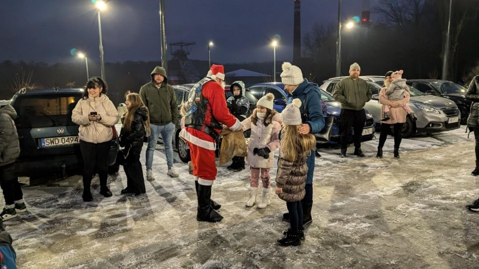 Zdjęcie w galerii na portalu naszwodzislaw.com: Mikołajki w Pszowie. Wspólne świętowanie w nowej bibliotece [FOTO] wiadomości z regionu