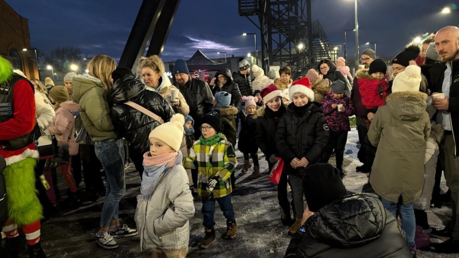 Zdjęcie w galerii na portalu naszwodzislaw.com: Mikołajki w Pszowie. Wspólne świętowanie w nowej bibliotece [FOTO] wiadomości z regionu