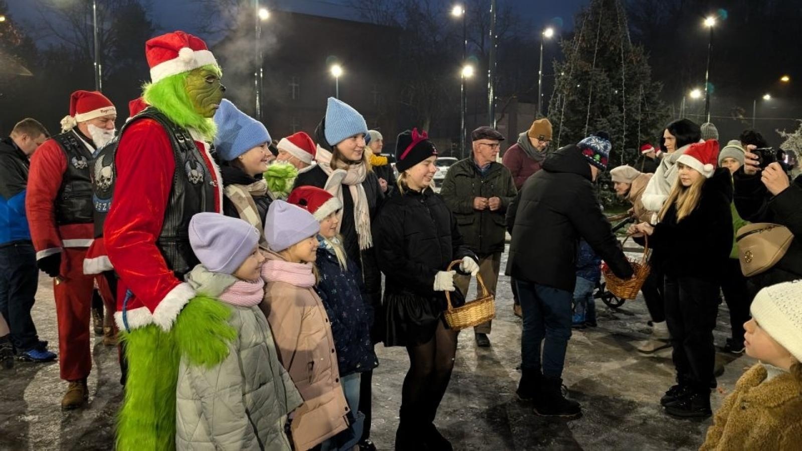 Zdjęcie w galerii na portalu naszwodzislaw.com: Mikołajki w Pszowie. Wspólne świętowanie w nowej bibliotece [FOTO] wiadomości z regionu