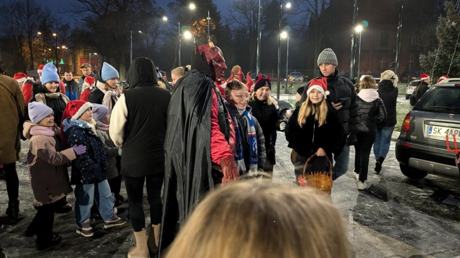 Zdjęcie w galerii na portalu naszwodzislaw.com: Mikołajki w Pszowie. Wspólne świętowanie w nowej bibliotece [FOTO] wiadomości z regionu