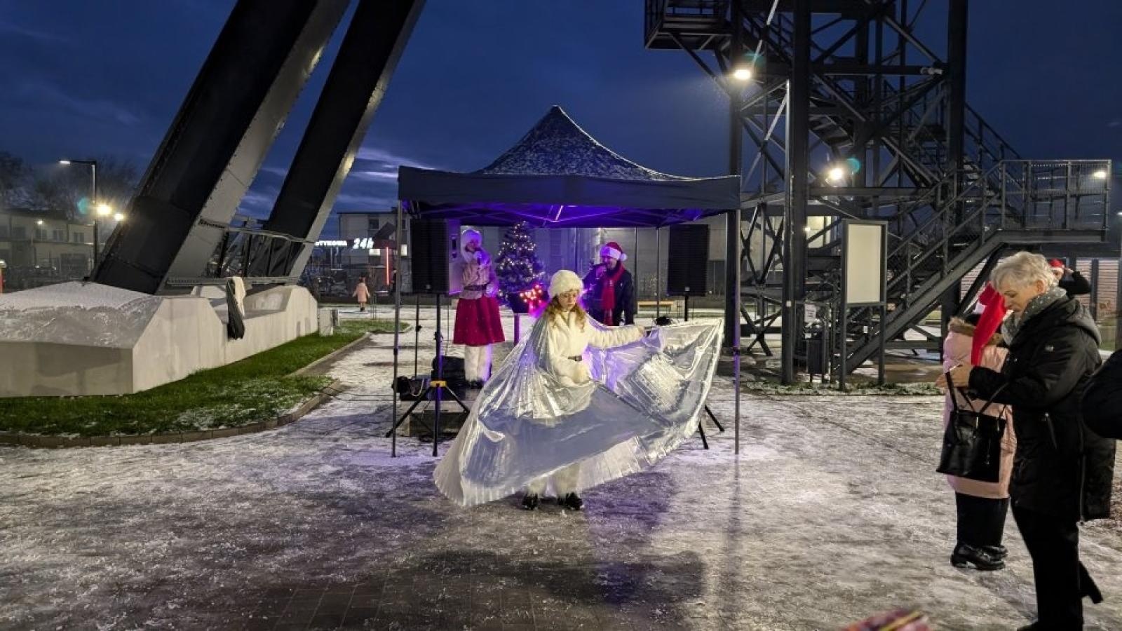 Zdjęcie w galerii na portalu naszwodzislaw.com: Mikołajki w Pszowie. Wspólne świętowanie w nowej bibliotece [FOTO] wiadomości z regionu