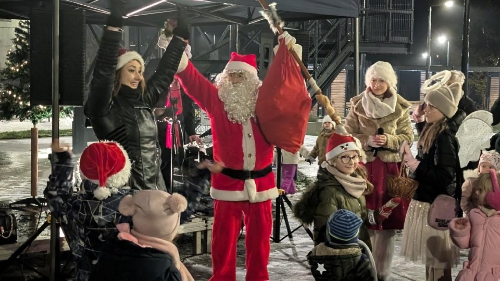 Zdjęcie w galerii na portalu naszwodzislaw.com: Mikołajki w Pszowie. Wspólne świętowanie w nowej bibliotece [FOTO] wiadomości z regionu