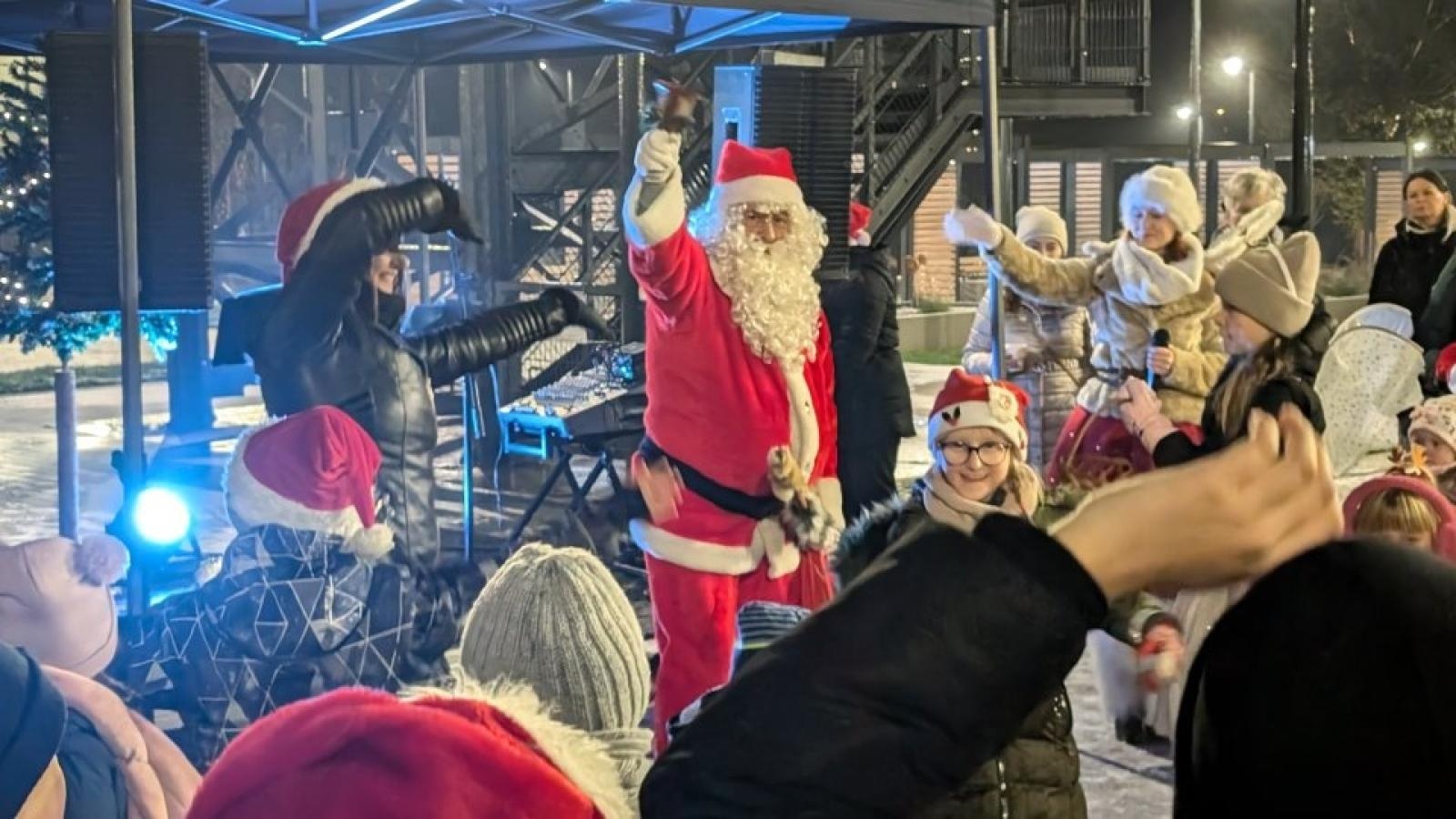 Zdjęcie w galerii na portalu naszwodzislaw.com: Mikołajki w Pszowie. Wspólne świętowanie w nowej bibliotece [FOTO] wiadomości z regionu