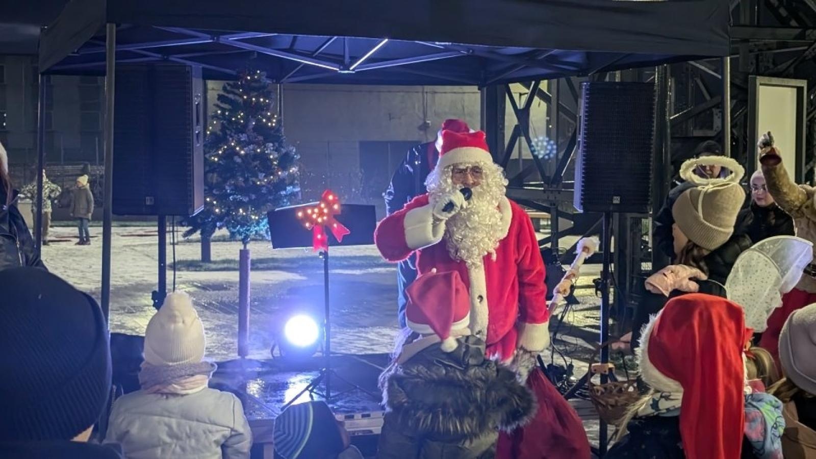 Zdjęcie w galerii na portalu naszwodzislaw.com: Mikołajki w Pszowie. Wspólne świętowanie w nowej bibliotece [FOTO] wiadomości z regionu