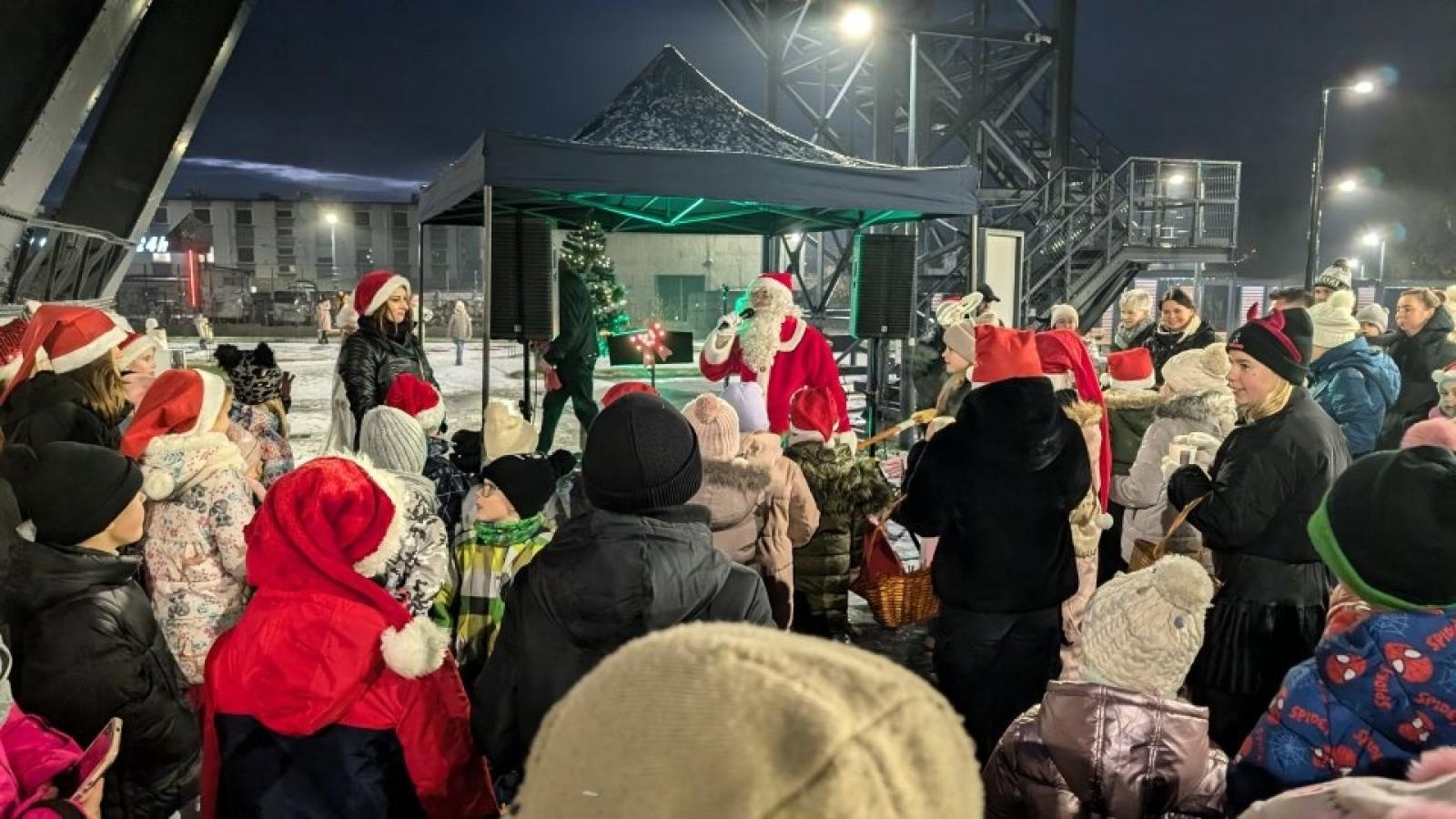 Zdjęcie w galerii na portalu naszwodzislaw.com: Mikołajki w Pszowie. Wspólne świętowanie w nowej bibliotece [FOTO] wiadomości z regionu