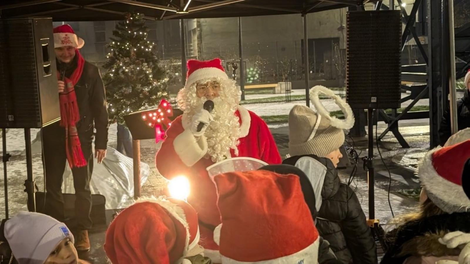 Zdjęcie w galerii na portalu naszwodzislaw.com: Mikołajki w Pszowie. Wspólne świętowanie w nowej bibliotece [FOTO] wiadomości z regionu