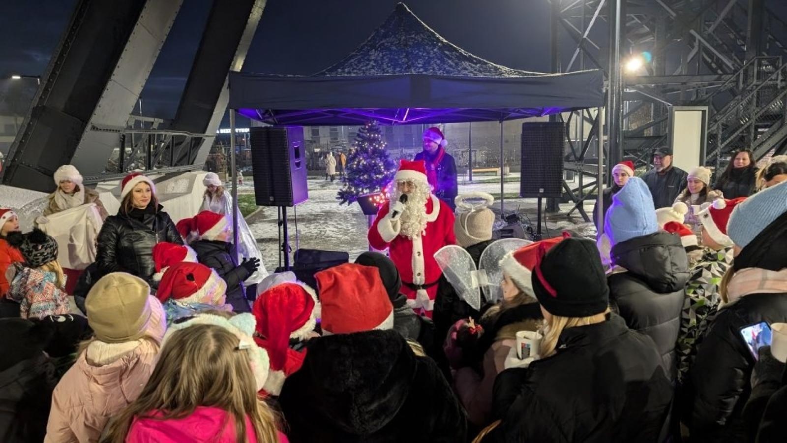 Zdjęcie w galerii na portalu naszwodzislaw.com: Mikołajki w Pszowie. Wspólne świętowanie w nowej bibliotece [FOTO] wiadomości z regionu